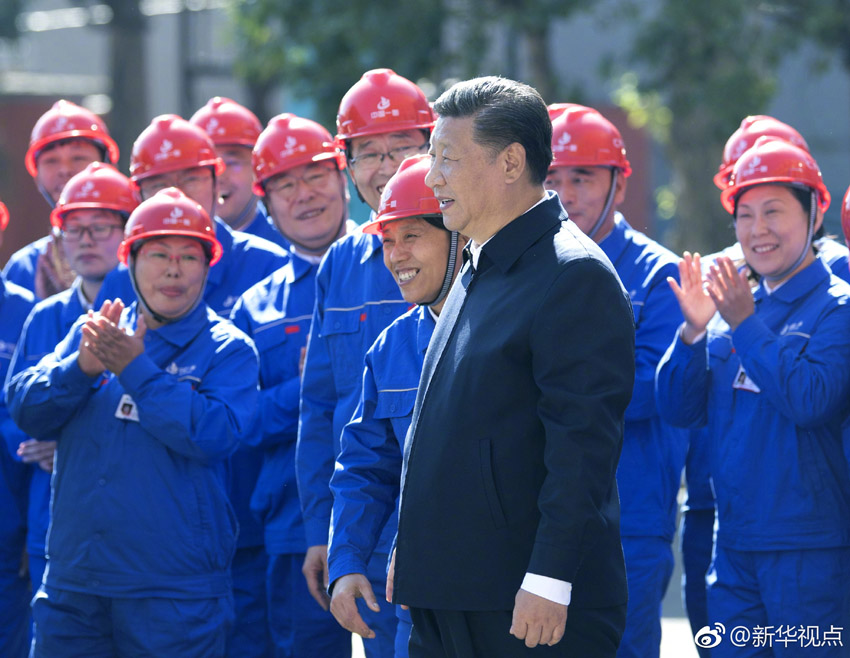 9月26日，中共中央總書記、國(guó)家主席、中央軍委主席習(xí)近平在黑龍江齊齊哈爾考察。這是在中國(guó)一重集團(tuán)，習(xí)近平走到工人中間，同大家親切交流。 新華社記者 燕雁 攝