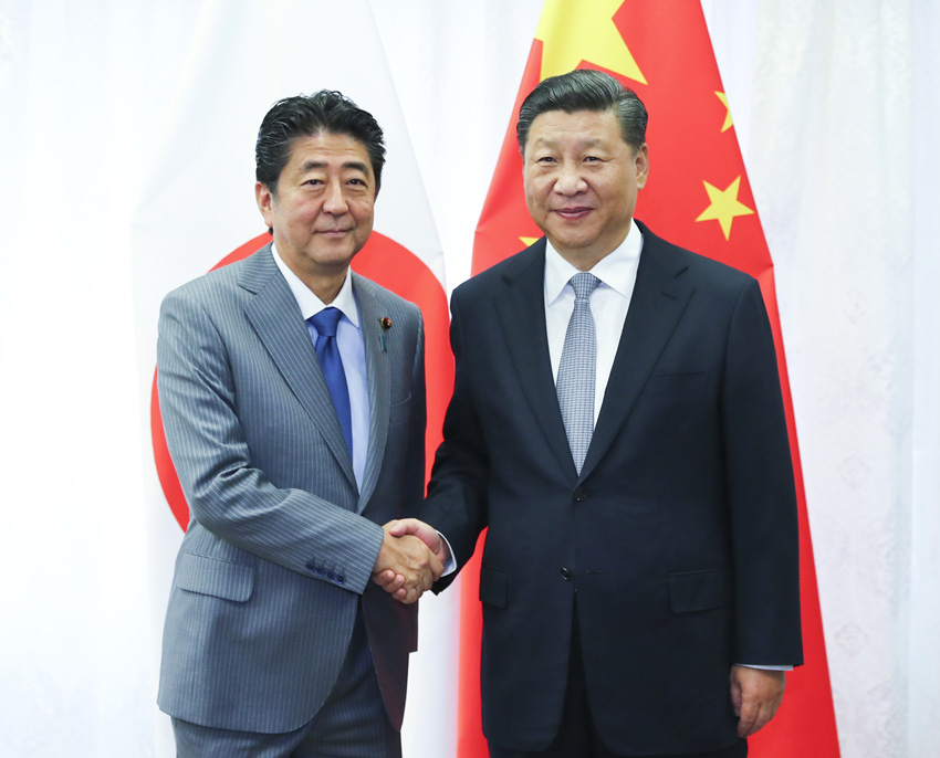 9月12日，國(guó)家主席習(xí)近平在符拉迪沃斯托克會(huì)見(jiàn)日本首相安倍晉三。新華社記者 謝環(huán)馳 攝