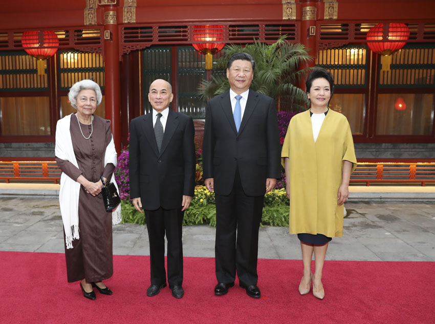 9月19日，在中秋佳節(jié)來臨之際，國(guó)家主席習(xí)近平和夫人彭麗媛在釣魚臺(tái)國(guó)賓館親切看望正在北京休養(yǎng)的柬埔寨國(guó)王西哈莫尼和太后莫尼列。新華社記者 黃敬文 攝