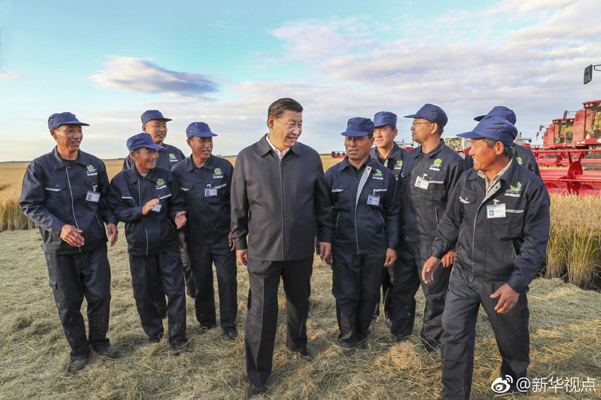 9月25日，中共中央總書記、國家主席、中央軍委主席習近平抵達黑龍江省開始考察。這是習近平在七星農(nóng)場萬畝大地號與農(nóng)場工人們親切交談。 新華社記者 謝環(huán)馳 攝