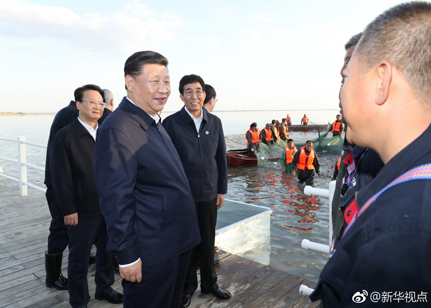 9月26日，中共中央總書記、國家主席、中央軍委主席習(xí)近平在吉林省鬆原市考察。這是習(xí)近平在查干湖同正在進行捕撈作業(yè)的漁民親切交談。新華社記者 鞠鵬 攝