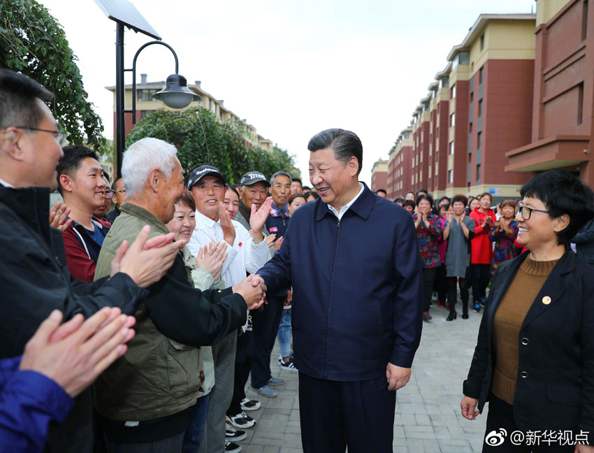 9月25日至28日，中共中央總書記、國(guó)家主席、中央軍委主席習(xí)近平在東北三省考察，主持召開深入推進(jìn)東北振興座談會(huì)。這是28日上午，習(xí)近平在遼寧撫順市東華園社區(qū)，實(shí)地了解採(cǎi)煤沉陷區(qū)避險(xiǎn)搬遷安置情況。