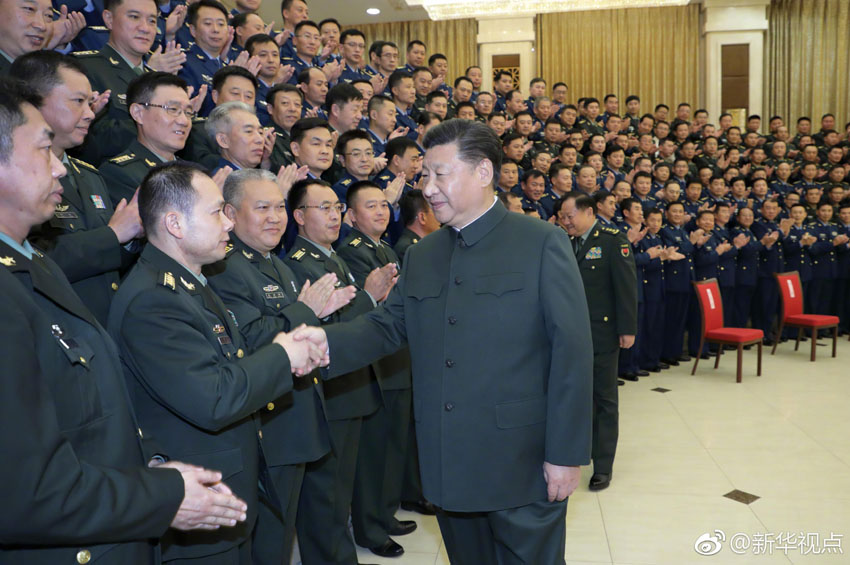 9月27日至28日，中共中央總書記、國家主席、中央軍委主席習近平視察79集團軍，接見駐遼寧部隊副師職以上領導干部。這是28日上午，習近平在沈陽親切接見駐遼寧部隊副師職以上領導干部。新華社記者 李剛 攝