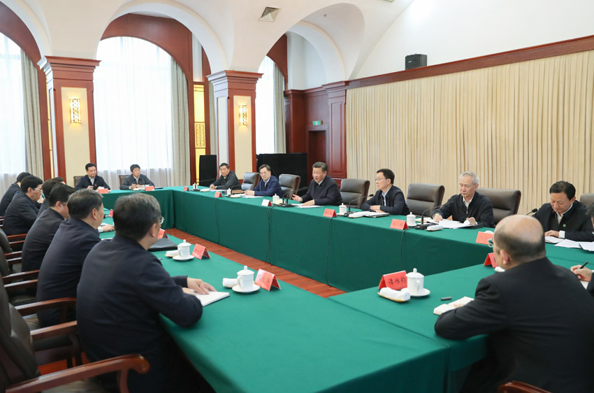 9月25日至28日，中共中央總書記、國家主席、中央軍委主席習(xí)近平在東北三省考察，主持召開深入推進(jìn)東北振興座談會(huì)。這是28日下午，習(xí)近平主持召開深入推進(jìn)東北振興座談會(huì)並發(fā)表重要講話。新華社記者 鞠鵬 攝