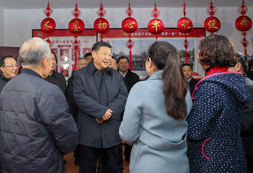 2017年12月12日至13日，中共中央總書記、國家主席、中央軍委主席習(xí)近平在江蘇徐州市考察。這是12日下午，習(xí)近平在潘安湖街道馬莊村黨員活動室與正在學(xué)習(xí)黨的十九大精神的黨員交流。新華社記者 謝環(huán)馳 攝