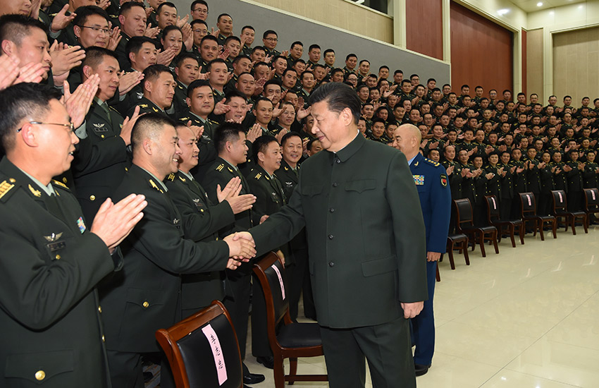 2017年12月13日，中共中央總書記、國(guó)家主席、中央軍委主席習(xí)近平到第71集團(tuán)軍視察。這是習(xí)近平親切接見集團(tuán)軍機(jī)關(guān)全體干部和所屬部隊(duì)團(tuán)以上干部。新華社記者 李剛 攝