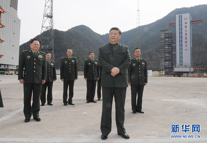 2018年2月10日，中共中央總書記、國(guó)家主席、中央軍委主席習(xí)近平來(lái)到駐四川部隊(duì)某基地，深入發(fā)射工位和技術(shù)廠房，看望慰問(wèn)部隊(duì)官兵，代表黨中央和中央軍委，向全體解放軍指戰(zhàn)員、武警部隊(duì)官兵、民兵預(yù)備役人員致以誠(chéng)摯問(wèn)候和新春祝福。這是習(xí)近平來(lái)到某基地發(fā)射場(chǎng)聽(tīng)取情況匯報(bào)。新華社記者 李剛 攝