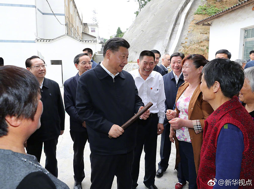 2018年4月24日下午，中共中央總書記、國(guó)家主席、中央軍委主席習(xí)近平來(lái)到緊鄰三峽大壩的宜昌市夷陵區(qū)太平溪鎮(zhèn)許家沖村，了解這個(gè)移民村的變遷和發(fā)展特色產(chǎn)業(yè)等情況。這是習(xí)近平接過村民洗衣用的棒槌，與村民親切交流。新華社記者 鞠鵬 攝