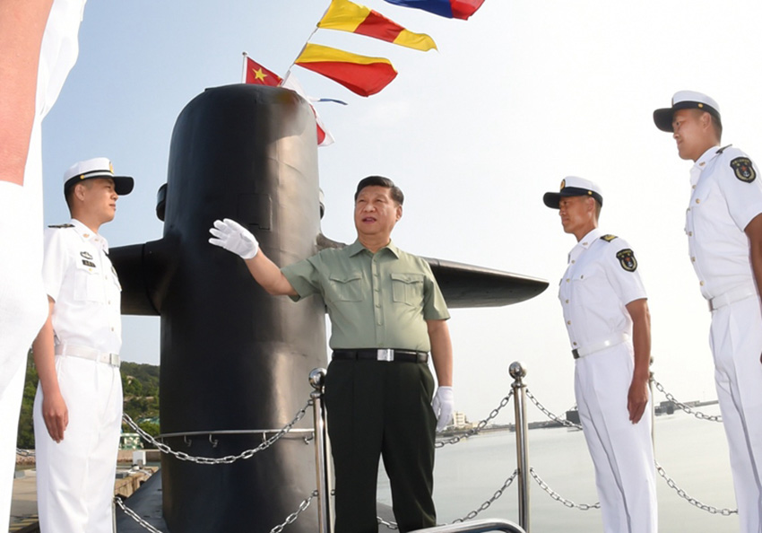 2018年6月11日下午，中共中央總書記、國家主席、中央軍委主席習(xí)近平視察北部戰(zhàn)區(qū)海軍。這是習(xí)近平來到某潛艇部隊，登上潛艇，同艇員親切交談。新華社記者 李剛 攝