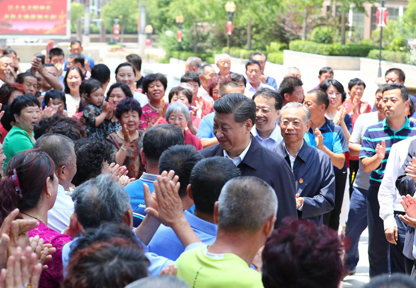 2018年6月12日，中共中央總書記、國家主席、中央軍委主席習(xí)近平在山東青島考察。這是習(xí)近平在青島市李滄區(qū)世園街道上流佳苑社區(qū)同居民親切握手。新華社記者 謝環(huán)馳 攝