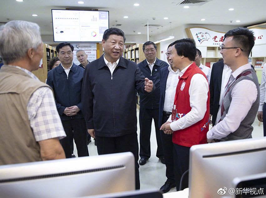 10月24日，中共中央總書記、國家主席、中央軍委主席習(xí)近平在深圳考察調(diào)研。這是習(xí)近平在深圳龍華區(qū)民治街道北站社區(qū)黨群服務(wù)中心同社區(qū)工作者和社區(qū)居民深入交談。 新華社記者 謝環(huán)馳 攝