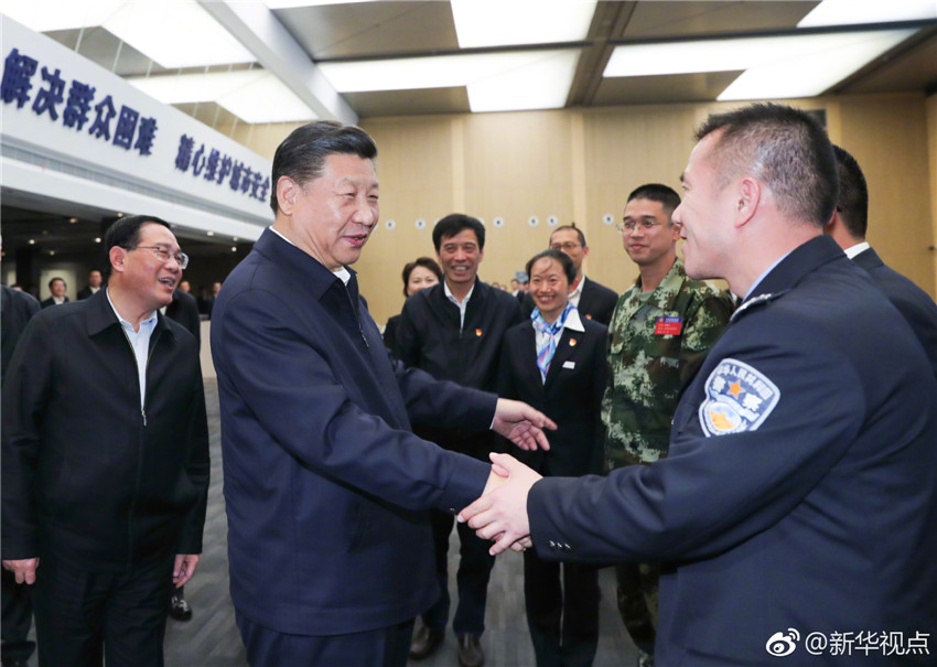 11月6日，中共中央總書記、國家主席、中央軍委主席習(xí)近平在上海考察。這是習(xí)近平在浦東新區(qū)城市運(yùn)行綜合管理中心同工作人員親切握手。 新華社記者 謝環(huán)馳 攝