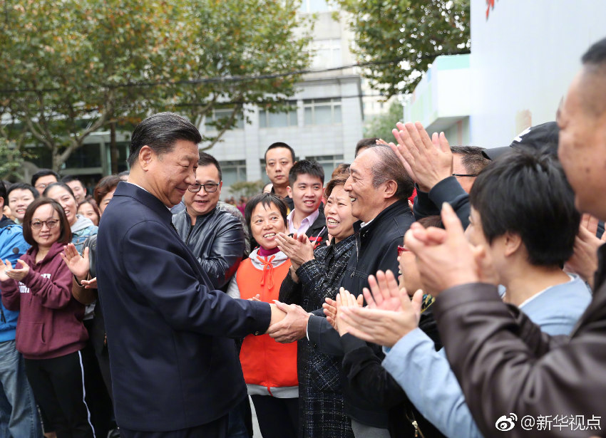 11月6日，中共中央總書記、國家主席、中央軍委主席習(xí)近平在上海考察。這是習(xí)近平在虹口區(qū)市民驛站嘉興路街道第一分站同居民親切握手。 新華社記者 謝環(huán)馳 攝