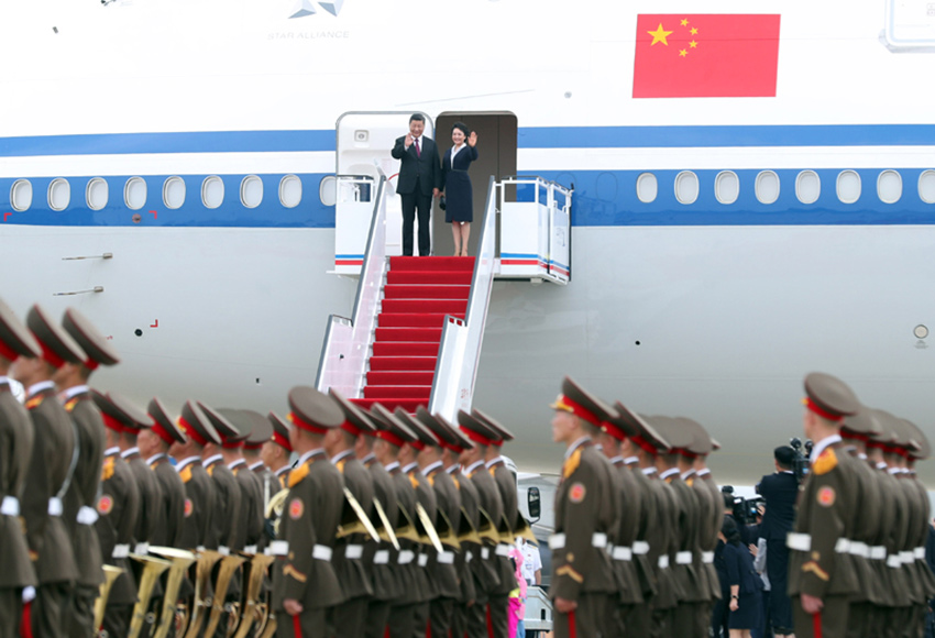 6月20日，中共中央總書記、國家主席習(xí)近平乘專機抵達平壤，開始對朝鮮民主主義人民共和國進行國事訪問。朝鮮勞動黨委員長、國務(wù)委員會委員長金正恩和夫人李雪主到機場熱情迎接習(xí)近平和夫人彭麗媛。朝方在機場舉行隆重歡迎儀式。 新華社記者 劉衛(wèi)兵 攝