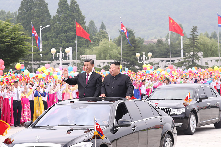 6月20日，中共中央總書記、國(guó)家主席習(xí)近平乘專機(jī)抵達(dá)平壤，開始對(duì)朝鮮民主主義人民共和國(guó)進(jìn)行國(guó)事訪問。朝鮮勞動(dòng)黨委員長(zhǎng)、國(guó)務(wù)委員會(huì)委員長(zhǎng)金正恩和夫人李雪主到機(jī)場(chǎng)熱情迎接習(xí)近平和夫人彭麗媛。朝方在機(jī)場(chǎng)舉行隆重歡迎儀式。歡迎儀式結(jié)束后，習(xí)近平與金正恩同車前往錦繡山太陽(yáng)宮廣場(chǎng)，沿途數(shù)十萬(wàn)群眾夾道歡迎。 新華社記者 鞠鵬 攝