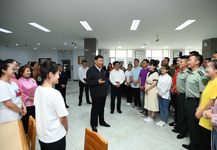 7月16日，中共中央總書記、國家主席、中央軍委主席習近平在內(nèi)蒙古考察並指導(dǎo)開展“不忘初心、牢記使命”主題教育。這是習近平在內(nèi)蒙古大學圖書館同學生們親切交談，勉勵他們志存高遠、腳踏實地、發(fā)奮圖強。 新華社記者 謝環(huán)馳 攝