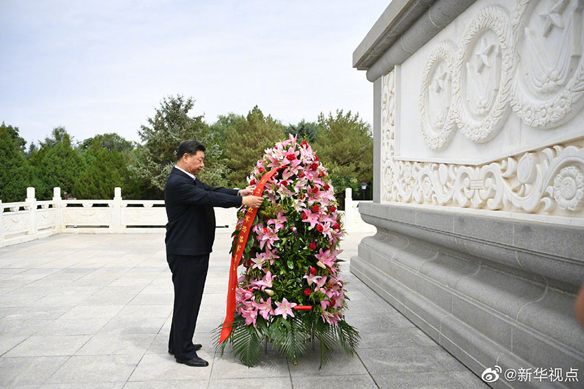 8月20日上午，中共中央總書記、國(guó)家主席、中央軍委主席習(xí)近平來(lái)到甘肅省張掖市高臺(tái)縣，瞻仰中國(guó)工農(nóng)紅軍西路軍紀(jì)念碑和陣亡烈士公墓，向西路軍革命先烈敬獻(xiàn)花籃，並參觀了中國(guó)工農(nóng)紅軍西路軍紀(jì)念館。 新華社記者 謝環(huán)馳 攝