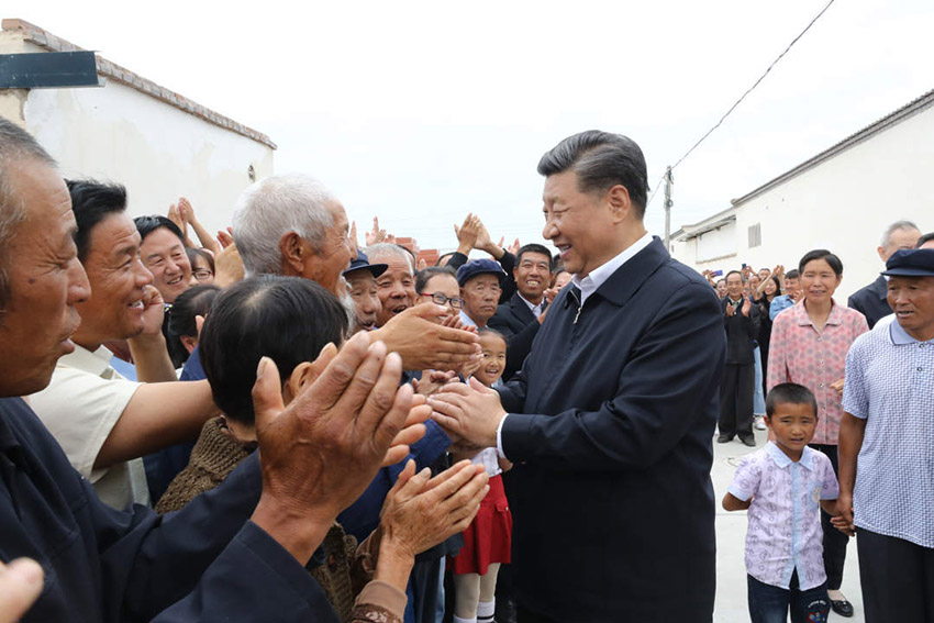 8月19日至22日，中共中央總書記、國(guó)家主席、中央軍委主席習(xí)近平在甘肅考察。這是21日上午，習(xí)近平在武威市古浪縣黃花灘生態(tài)移民區(qū)富民新村同村民親切交談。 新華社記者 鞠鵬 攝