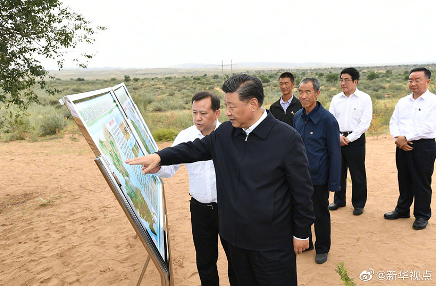 8月21日，中共中央總書記、國家主席、中央軍委主席習近平繼續(xù)在甘肅考察。這是習近平來到武威市古浪縣八步沙林場，實地察看當?shù)刂紊吃炝?、生態(tài)保護等情況。 新華社記者 謝環(huán)馳 攝