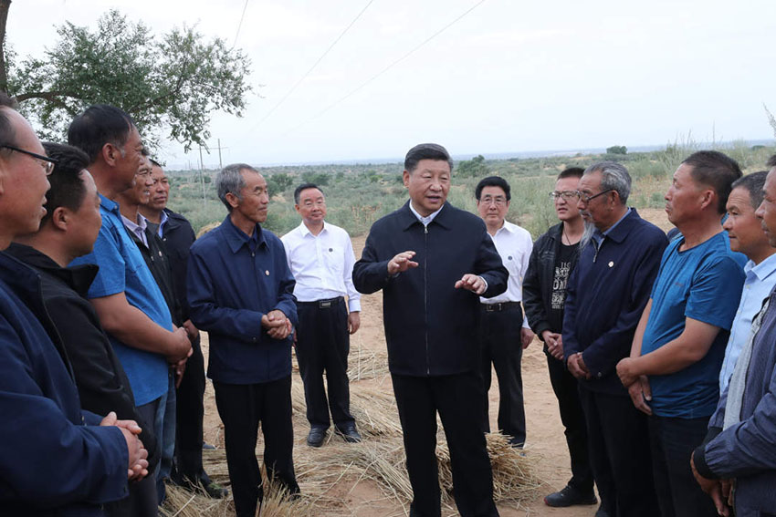 8月19日至22日，中共中央總書記、國家主席、中央軍委主席習(xí)近平在甘肅考察。這是21日上午，習(xí)近平在武威市古浪縣八步沙林場同“六老漢”代表及林場職工親切交談。 新華社記者 鞠鵬 攝