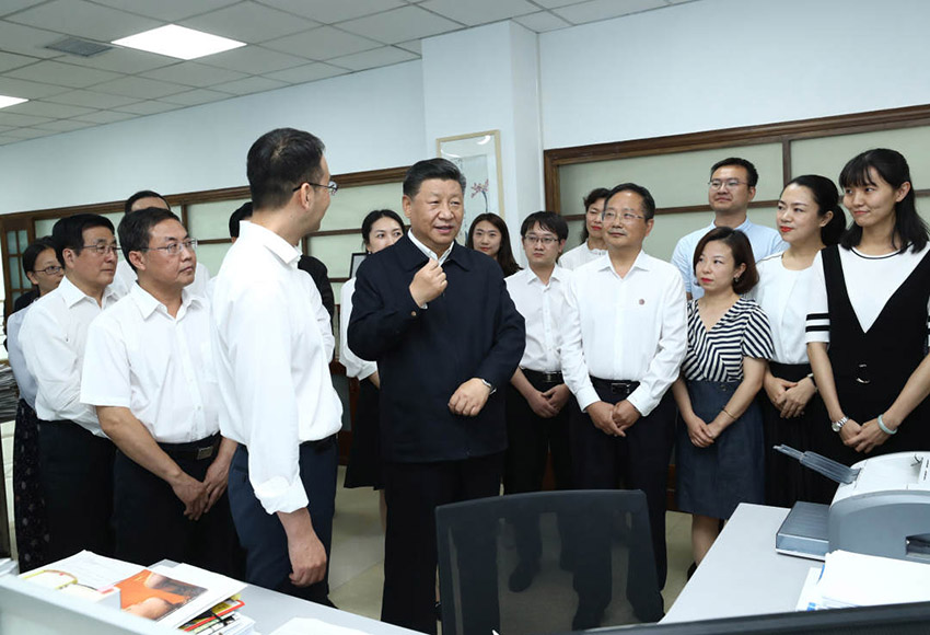 8月19日至22日，中共中央總書記、國家主席、中央軍委主席習(xí)近平在甘肅考察。這是21日下午，習(xí)近平在《讀者》編輯部同工作人員交流，勉勵(lì)他們?yōu)槿嗣裉峁└鄡?yōu)秀精神食糧。 新華社記者 鞠鵬 攝