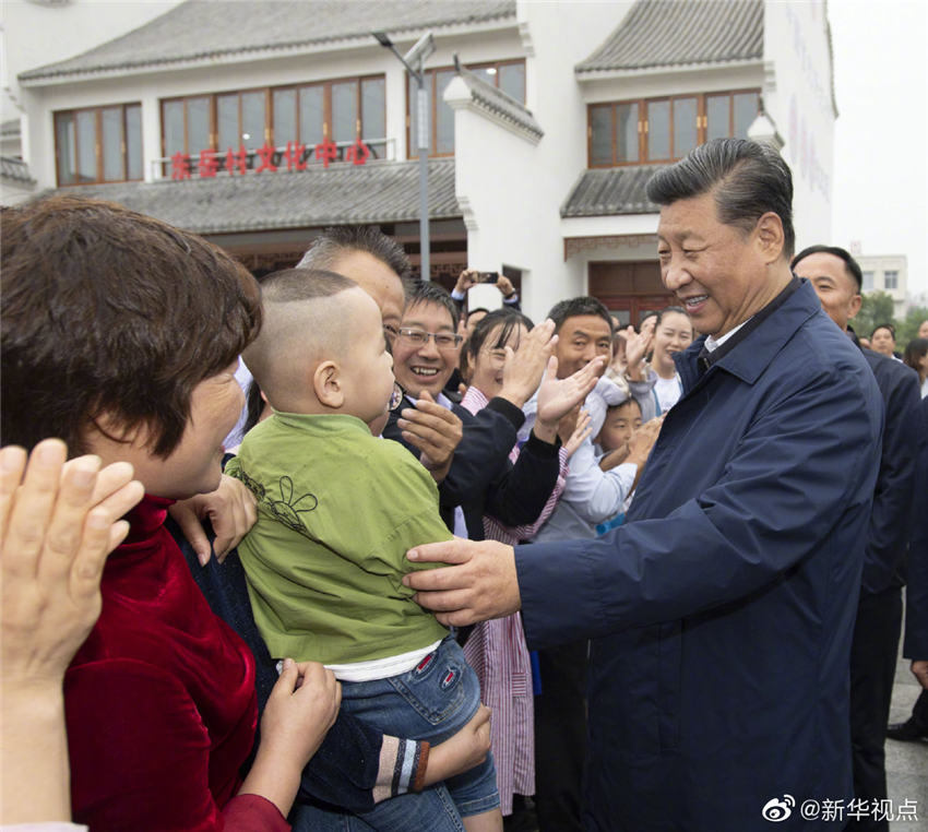 9月17日，中共中央總書記、國家主席、中央軍委主席習近平前往河南省光山縣司馬光油茶園和文殊鄉(xiāng)東岳村，考察調(diào)研當?shù)孛撠毠怨ぷ鞒尚Ш椭修k在光山縣扶貧工作情況，看望慰問老區(qū)群眾。這是習近平在文殊鄉(xiāng)東岳村同群眾親切交流。 新華社記者 謝環(huán)馳 攝