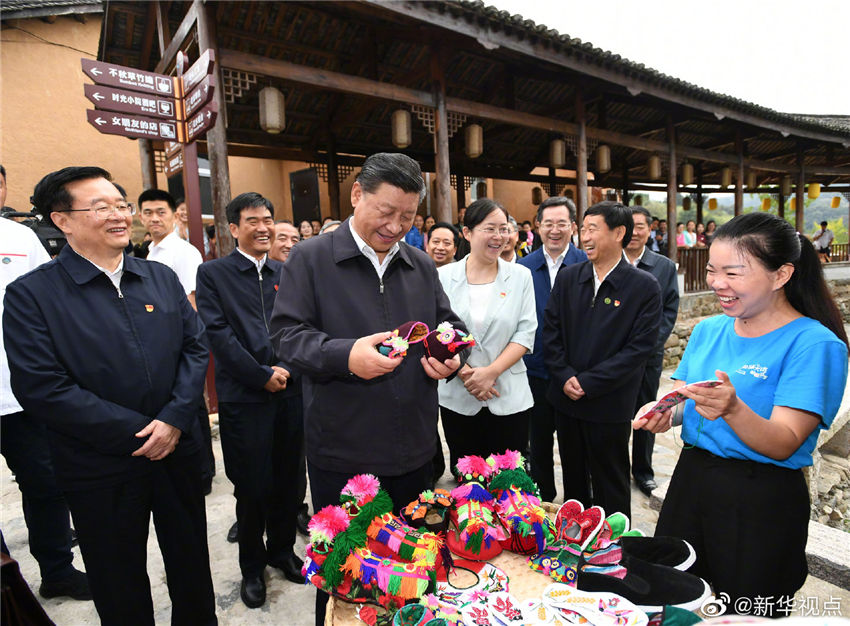 9月16日，中共中央總書記、國家主席、中央軍委主席習近平來到河南省新縣田鋪鄉(xiāng)田鋪大塆，了解這裡依托紅色旅游資源，打造創(chuàng)客小鎮(zhèn)、發(fā)展鄉(xiāng)村旅游業(yè)、推動鄉(xiāng)村振興等情況。 新華社記者 謝環(huán)馳 攝