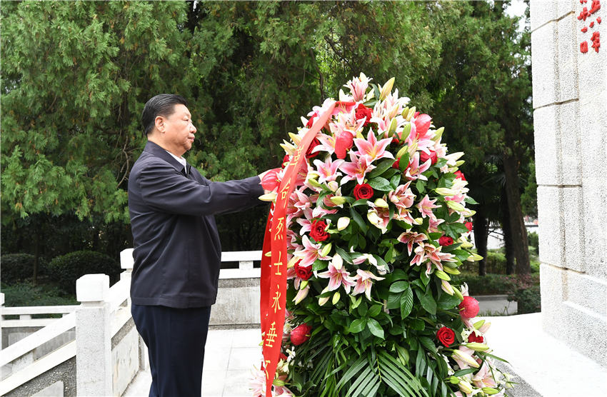 9月16日，中共中央總書記、國家主席、中央軍委主席習(xí)近平在河南省考察調(diào)研。這是習(xí)近平來到位於新縣的鄂豫皖蘇區(qū)首府烈士陵園，向革命烈士紀(jì)念碑敬獻(xiàn)花籃。 新華社記者 謝環(huán)馳 攝