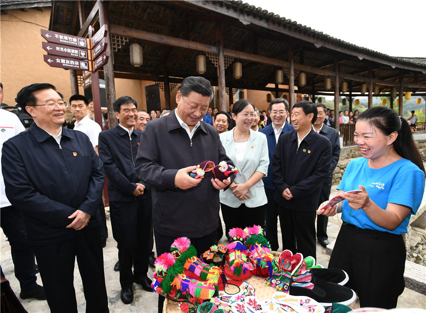 9月16日，中共中央總書記、國(guó)家主席、中央軍委主席習(xí)近平來(lái)到河南省新縣田鋪鄉(xiāng)田鋪大塆，了解這裡依托紅色旅游資源，打造創(chuàng)客小鎮(zhèn)、發(fā)展鄉(xiāng)村旅游業(yè)、推動(dòng)鄉(xiāng)村振興等情況。 新華社記者 謝環(huán)馳 攝