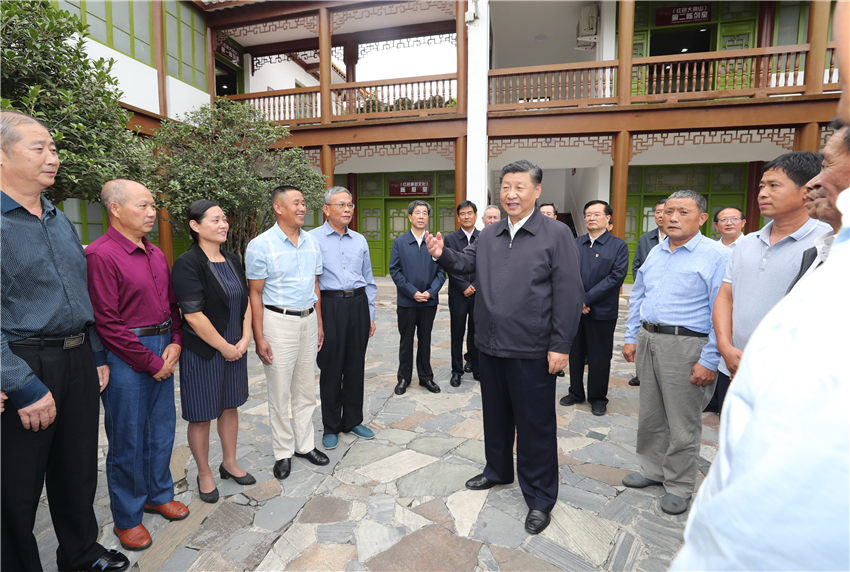 9月16日，中共中央總書記、國家主席、中央軍委主席習(xí)近平在河南省考察調(diào)研。這是習(xí)近平參觀位於新縣的鄂豫皖蘇區(qū)首府革命博物館，並看望當(dāng)?shù)丶t軍后代、烈士家屬代表。 新華社記者 鞠鵬 攝