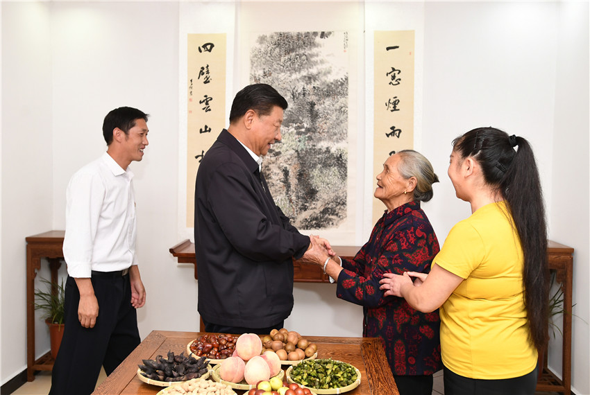 9月16日，中共中央總書記、國家主席、中央軍委主席習近平來到河南省新縣田鋪鄉(xiāng)田鋪大塆，了解這裡依托紅色旅游資源，打造創(chuàng)客小鎮(zhèn)、發(fā)展鄉(xiāng)村旅游業(yè)、推動鄉(xiāng)村振興等情況。 新華社記者 謝環(huán)馳 攝