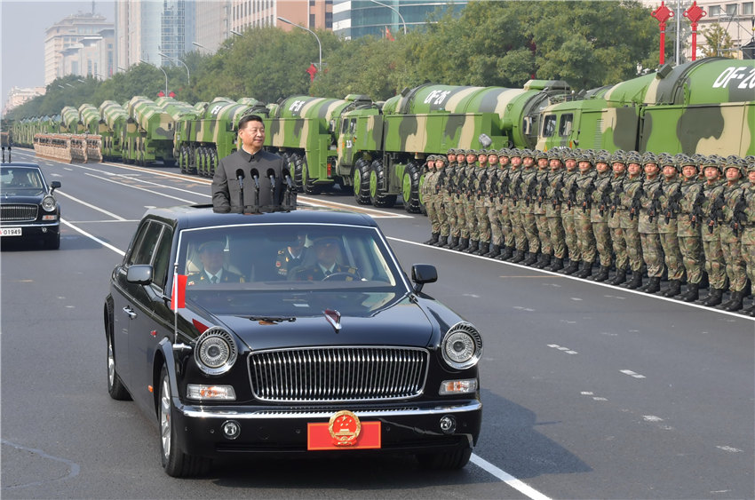 10月1日，慶祝中華人民共和國成立70周年大會(huì)在北京天安門廣場(chǎng)隆重舉行。這是中共中央總書記、國家主席、中央軍委主席習(xí)近平檢閱受閱部隊(duì)。 新華社記者 李濤 攝