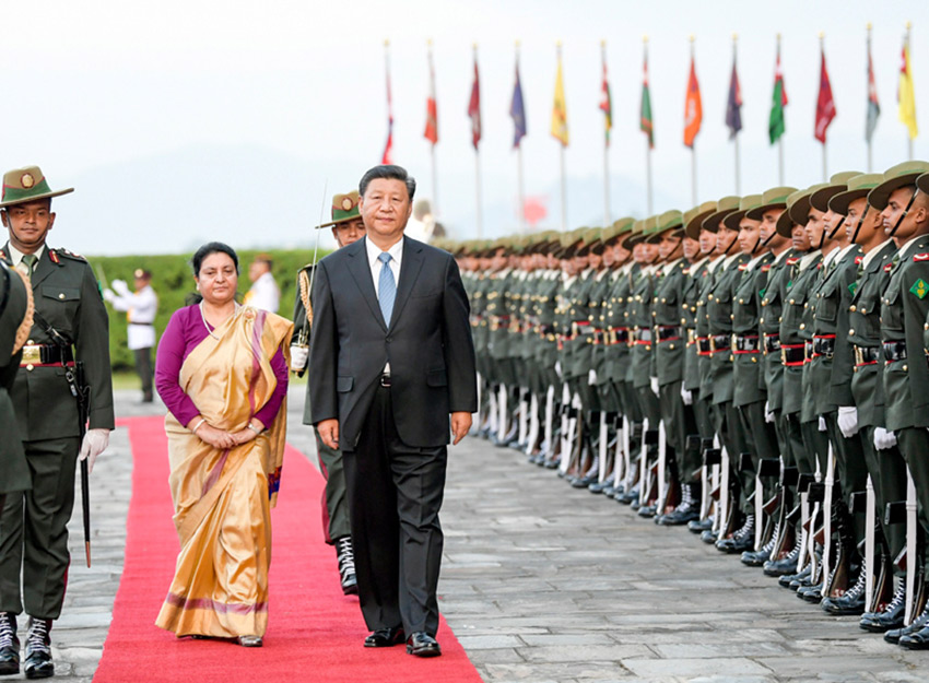 10月12日，國家主席習(xí)近平乘專機(jī)抵達(dá)加德滿都，開始對尼泊爾進(jìn)行國事訪問。尼泊爾總統(tǒng)班達(dá)裡在機(jī)場為習(xí)近平舉行具有濃郁尼泊爾民族特色的歡迎儀式。這是習(xí)近平在班達(dá)裡陪同下檢閱儀仗隊(duì)。 新華社記者 李學(xué)仁 攝