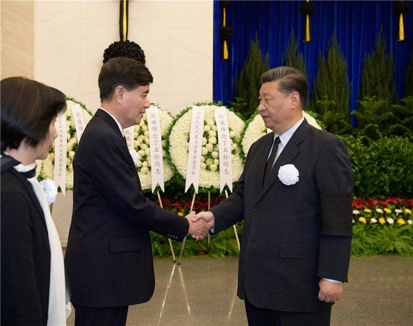 10月17日，丁石孫同志遺體在北京八寶山革命公墓火化。習(xí)近平、李克強(qiáng)、栗戰(zhàn)書(shū)、汪洋、王滬寧、趙樂(lè)際、韓正、王岐山等前往八寶山送別。這是習(xí)近平與丁石孫親屬握手，表示深切慰問(wèn)。 新華社記者 李學(xué)仁 攝