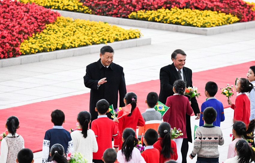 10月25日，國家主席習(xí)近平在北京人民大會(huì)堂同巴西總統(tǒng)博索納羅會(huì)談。這是會(huì)談前，習(xí)近平在人民大會(huì)堂東門外廣場(chǎng)為博索納羅舉行歡迎儀式。 新華社記者 高潔 攝