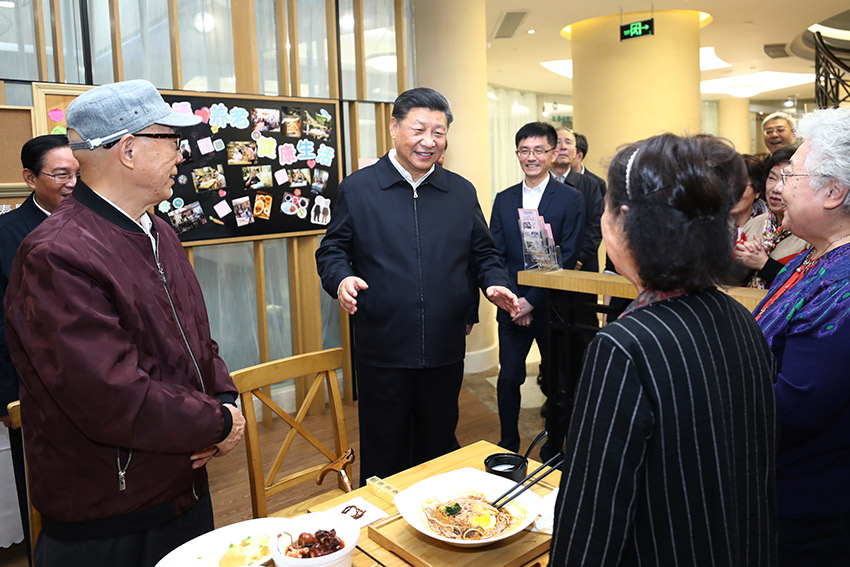 11月2日至3日，中共中央總書記、國(guó)家主席、中央軍委主席習(xí)近平在上?？疾臁＿@是2日下午，習(xí)近平在長(zhǎng)寧區(qū)虹橋街道古北市民中心老年助餐點(diǎn)，同正在用餐的居民熱情交談。 新華社記者 鞠鵬 攝