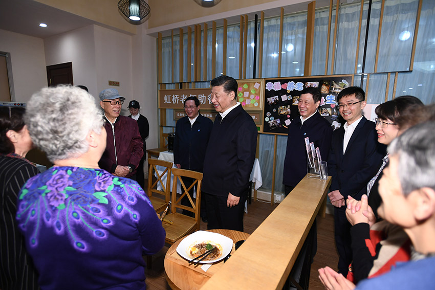 11月2日至3日，中共中央總書記、國家主席、中央軍委主席習(xí)近平在上?？疾臁＿@是2日下午，習(xí)近平在長寧區(qū)虹橋街道古北市民中心老年助餐點，同正在用餐的居民熱情交談。 新華社記者 謝環(huán)馳 攝