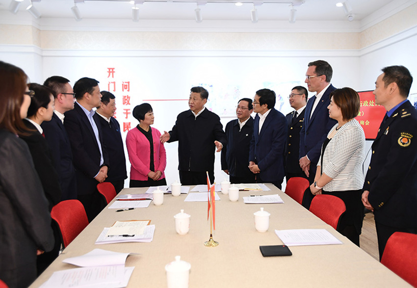 11月2日，中共中央總書記、國家主席、中央軍委主席習近平在上海市考察。這是習近平在長寧區(qū)虹橋街道古北市民中心，同參加法律草案意見建議征詢會的中外居民親切交談，詳細詢問法律草案的意見征集工作情況。 新華社記者 謝環(huán)馳 攝