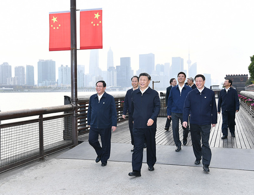 11月2日，中共中央總書記、國家主席、中央軍委主席習(xí)近平在上海市考察。這是習(xí)近平來到楊浦濱江公共空間楊樹浦水廠濱江段，沿濱江棧橋察看黃浦江兩岸風(fēng)貌。 新華社記者 謝環(huán)馳 攝