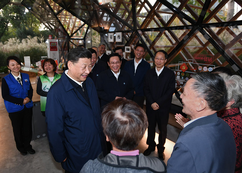 11月2日至3日，中共中央總書記、國(guó)家主席、中央軍委主席習(xí)近平在上?？疾臁＿@是2日下午，習(xí)近平在楊浦區(qū)濱江公共空間楊樹浦水廠濱江段人人屋黨群服務(wù)站，同服務(wù)站工作人員和居民交談，了解基層黨建和公共服務(wù)情況。 新華社記者 謝環(huán)馳 攝