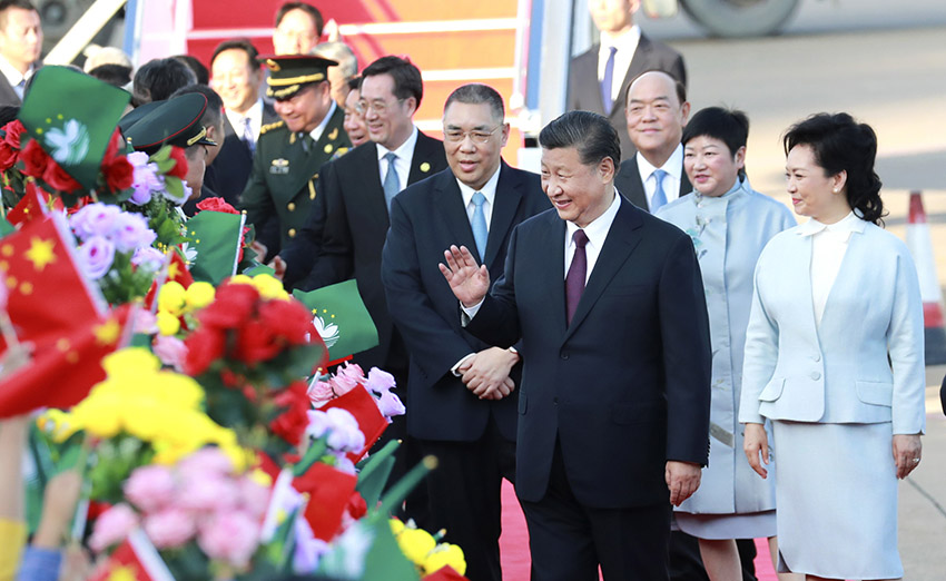 12月18日，中共中央總書記、國家主席、中央軍委主席習(xí)近平乘專機(jī)抵達(dá)澳門，出席將於20日舉行的慶祝澳門回歸祖國20周年大會(huì)暨澳門特別行政區(qū)第五屆政府就職典禮並視察澳門。這是習(xí)近平和夫人彭麗媛向歡迎人群致意。 新華社記者 龐興雷 攝