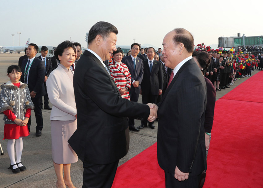 12月20日，中共中央總書記、國(guó)家主席、中央軍委主席習(xí)近平圓滿結(jié)束在澳門的各項(xiàng)活動(dòng)，從澳門乘專機(jī)返回北京。這是歡送儀式上，習(xí)近平同前來(lái)送行的澳門特別行政區(qū)行政長(zhǎng)官賀一誠(chéng)握手。 新華社記者 鞠鵬 攝