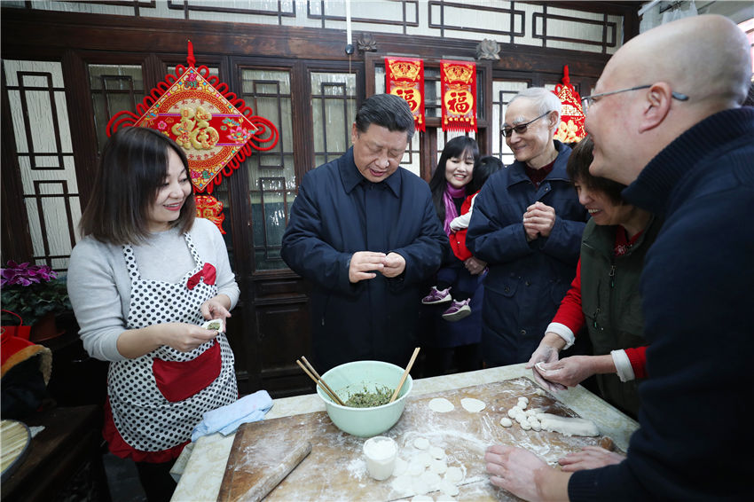 2月1日，中共中央總書記、國家主席、中央軍委主席習(xí)近平在北京看望慰問基層干部群眾，考察北京冬奧會、冬殘奧會籌辦工作。這是1日上午，習(xí)近平在前門東區(qū)草廠四條胡同，同朱茂錦一家人包餃子、聊家常。新華社記者 鞠鵬 攝