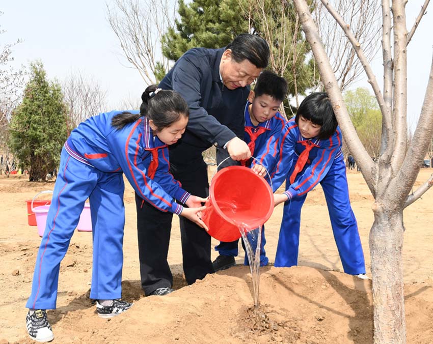 4月8日，黨和國(guó)家領(lǐng)導(dǎo)人習(xí)近平、栗戰(zhàn)書(shū)、汪洋、王滬寧、趙樂(lè)際、韓正、王岐山等來(lái)到北京市通州區(qū)永順鎮(zhèn)參加首都義務(wù)植樹(shù)活動(dòng)。這是習(xí)近平同少先隊(duì)員一起給剛栽下的樹(shù)苗澆水。新華社記者 謝環(huán)馳 攝