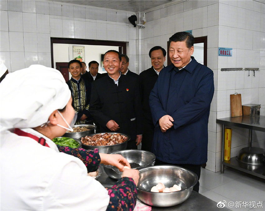 4月15日至17日，中共中央總書記、國家主席、中央軍委主席習(xí)近平在重慶考察，並主持召開解決“兩不愁三保障”突出問題座談會。這是4月15日下午，習(xí)近平在石柱土家族自治縣中益鄉(xiāng)小學(xué)走進(jìn)師生食堂，了解貧困學(xué)生餐費(fèi)補(bǔ)貼和食品安全衛(wèi)生情況。新華社記者 謝環(huán)馳 攝