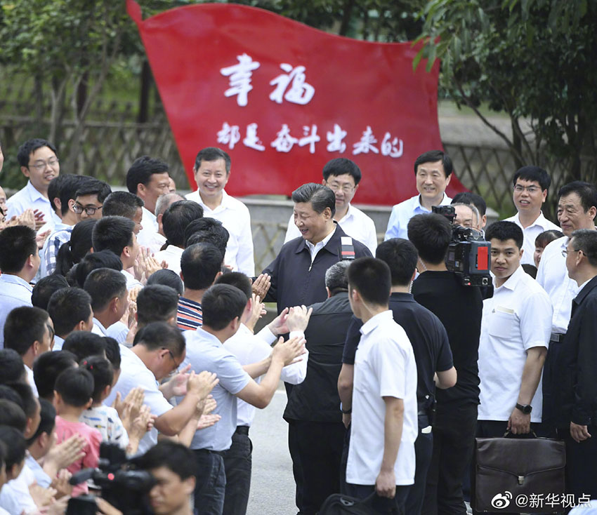 5月20日，中共中央總書記、國家主席、中央軍委主席習近平深入贛南老區(qū)考察調研。這是習近平來到贛州市於都縣梓山鎮(zhèn)潭頭村親切看望老區(qū)群眾。新華社記者 殷博古 攝