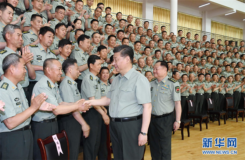 5月21日，中共中央總書記、國家主席、中央軍委主席習(xí)近平到陸軍步兵學(xué)院視察。這是習(xí)近平親切接見駐江西部隊副師職以上領(lǐng)導(dǎo)干部和建制團級單位主官、陸軍步兵學(xué)院本部正團職以上干部和石家莊校區(qū)主官、專家教授代表。新華社記者 李剛 攝