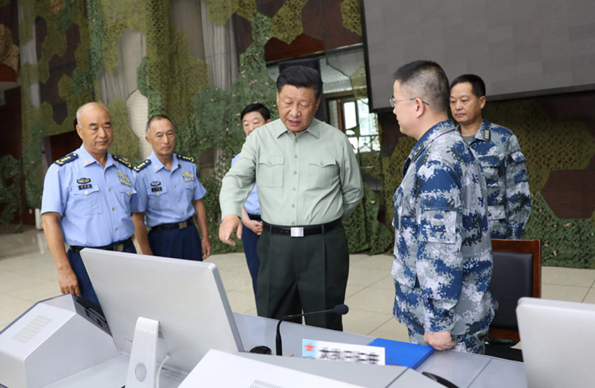 8月22日，中共中央總書記、國家主席、中央軍委主席習(xí)近平到空軍某基地視察。這是習(xí)近平察看基地作戰(zhàn)指揮中心，了解戰(zhàn)備值班和訓(xùn)練情況。 新華社記者 李剛 攝