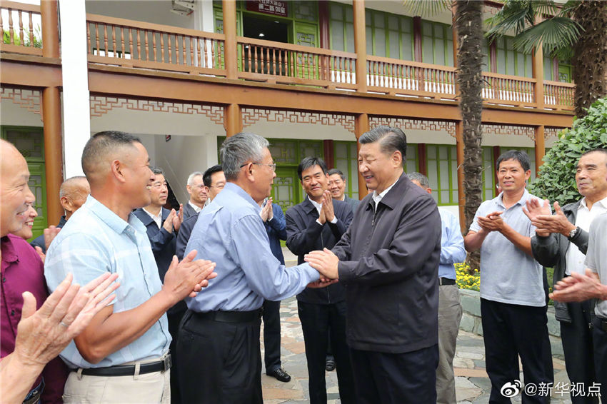 9月16日，中共中央總書記、國(guó)家主席、中央軍委主席習(xí)近平在河南省考察調(diào)研。這是習(xí)近平參觀位於新縣的鄂豫皖蘇區(qū)首府革命博物館，並看望當(dāng)?shù)丶t軍后代、烈士家屬代表。 新華社記者 鞠鵬 攝