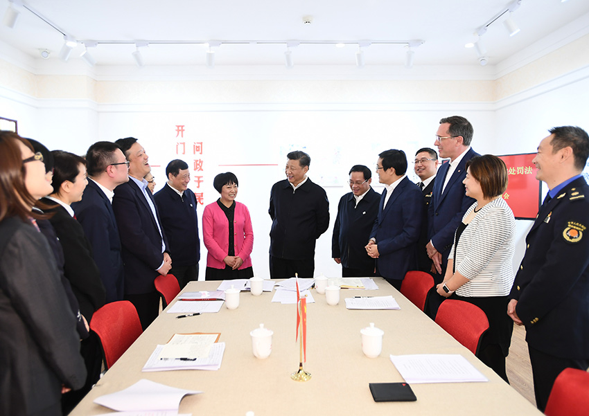 11月2日至3日，中共中央總書記、國家主席、中央軍委主席習(xí)近平在上海考察。這是2日下午，習(xí)近平在長寧區(qū)虹橋街道古北市民中心，同正在參加立法意見征詢的社區(qū)居民代表親切交流。 新華社記者 謝環(huán)馳 攝